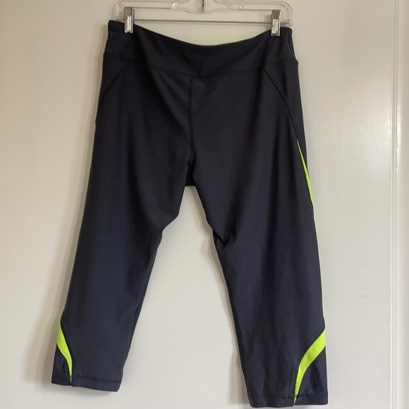 Ladies Zuzuzen Active Athletic Capri - Picture 4 of 7